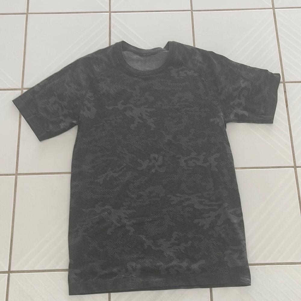 Lululemon Mens Metal Vent Texh. Gray with pattern. Size med. perfect condition!